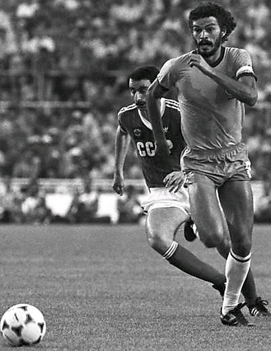 Scrates no jogo do Brasil contra a Unio Sovitica na Copa de 1982
