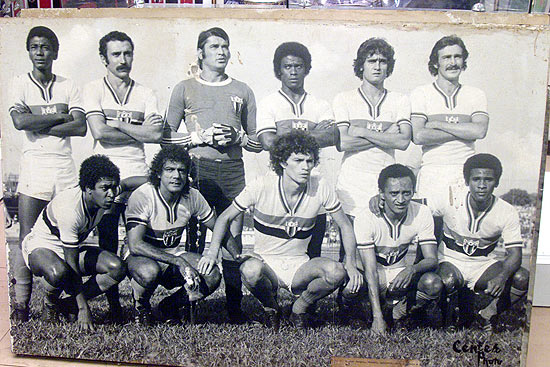 Reproduo de foto do time posado do Botafogo de Ribeiro Preto, com Scrates no centro, agachado