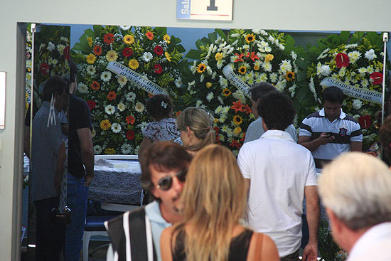 Familiares e torcedores prestam homenagem ao ex-jogador Scrates, em Ribeiro Preto; clique na foto e veja galeria