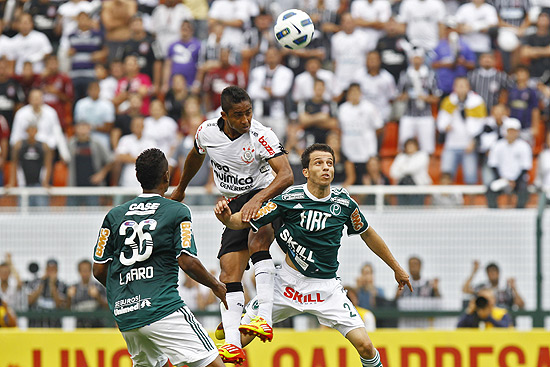 Jorge Henrique, do Corinthians disputa jogada contra Cicinho, do Palmeiras; clique na foto e veja galeria