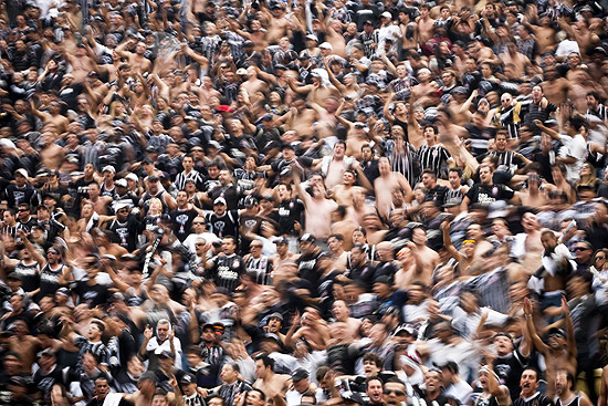 Torcida do Corinthians faz a festa no estádio do Pacaembu