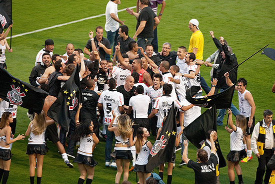 Jogadores do Corinthians comemoram com o presidente do clube, Andres Sanches, no gramado; clique na foto e veja galeria