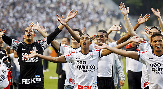 Corintianos comemoram o título no domingo, após empate com o Palmeiras