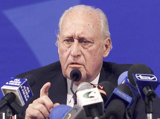 O ex-presidente da Fifa João Havelange dá entrevista; brasileiro renunciou a cargo no COI