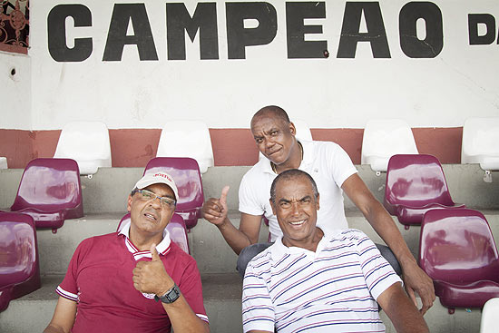 Os ex-jogadores Basílio (esq.) e Geraldão (dir.), que atuaram com Sócrates no Corinthians, e Serginho Chulapa, que foi parceiro do Doutor na seleção