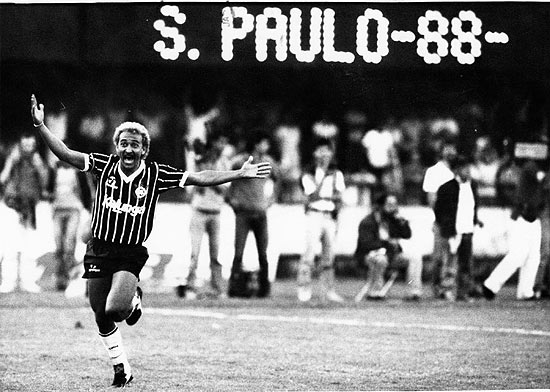 Biro-Biro comemora gol do Corinthians contra o So Paulo, no Morumbi, no Paulista-1988