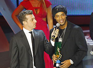 Luciano Huck deixa Ronaldinho falar após premiação