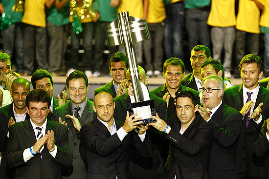 Depois do gafe de Ronaldo, troféu do Campeonato Brasileiro é erguido por Alessandro (esq.) e Chicão 