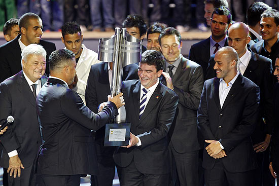 Em vez de entregar a taça do Campeonato Brasileiro ao capitão do Corinthians, Alessandro, Ronaldo dá a taça a Andres Sanchez, presidente do clube