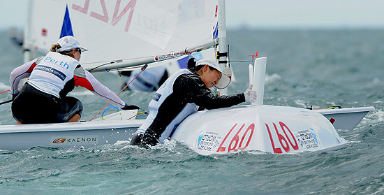 A velejadora japonesa Sayoko Harada vira a sua embarcação na prova de laser radial