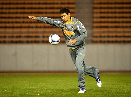 Ganso se prepara para chutar a bola durante treino do Santos