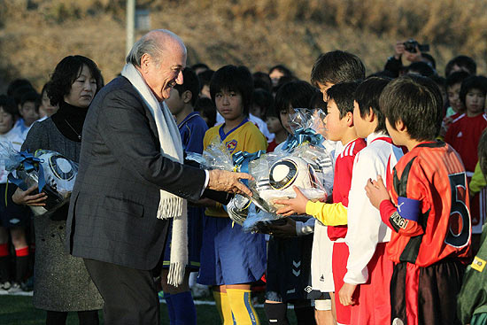 Jospeh Blatter, presidente da Fifa, recebe presentes na visita ao campo de Matsushima, no Japão