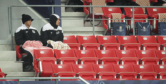 Ganso e Edu Dracena (dir.) assistem ao jogo entre Kashiwa Reysol e Monterrey