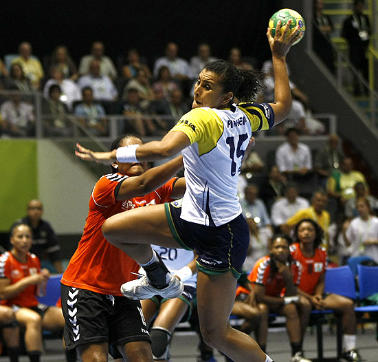 Silvia Pinheiro tenta fazer gol na partida contra a Costa do Marfim 