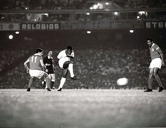 Pelé chuta a bola durante jogo contra o Benfica no Mundial de 1962 no estádio do Maracanã, no Rio