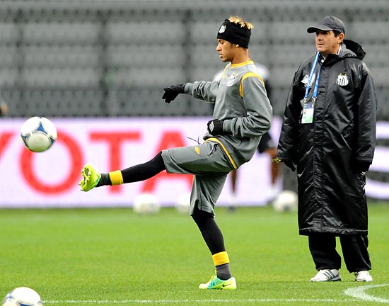 Neymar chuta a bola observado por Muricy Ramalho