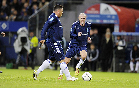 Ronaldo toca a bola para Zinedine Zidane em jogo beneficiente; clique na foto e veja galeria