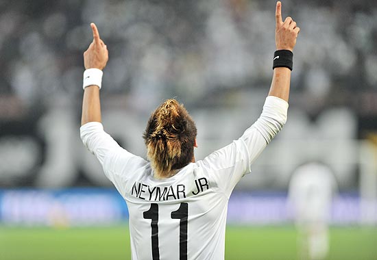 Neymar comemora gol no Japão