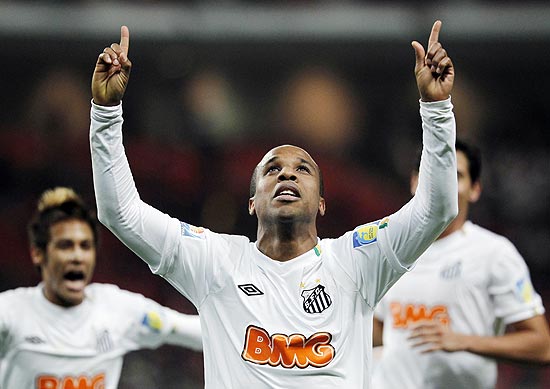 Borges levanta os braços para comemorar o segundo gol contra o Kashiwa Reysol