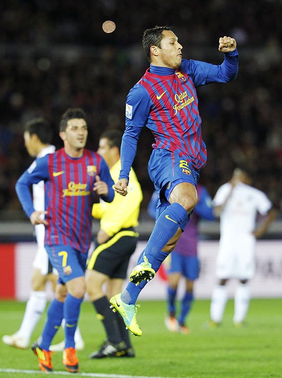 Adriano comemora o primeiro gol do Barcelona contra o Al Sadd