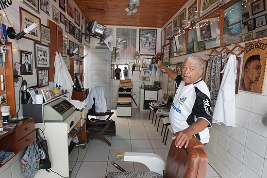 Nas paredes do salão, o barbeiro coleciona homenagens, fotos e pôsteres de Pelé e do Santos