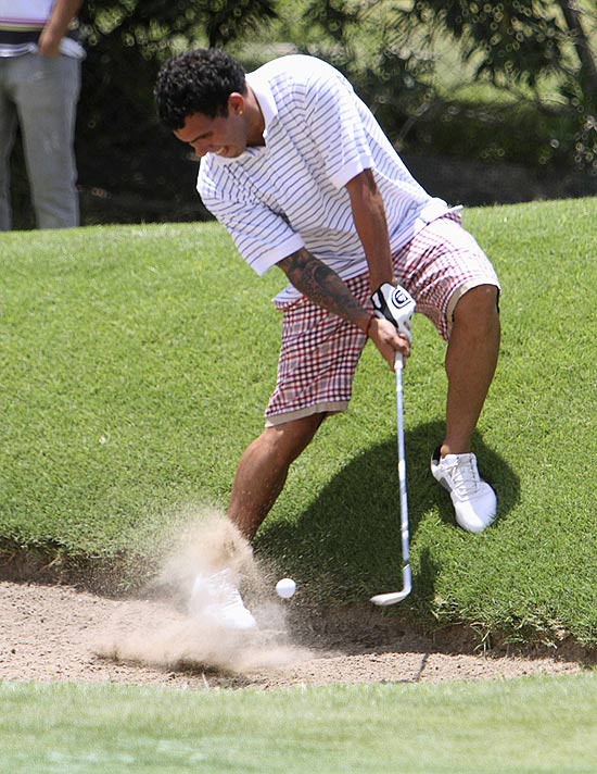 O atacante Carlos Tevez tenta jogada em torneio de golfe, em Córdoba, na Argentina