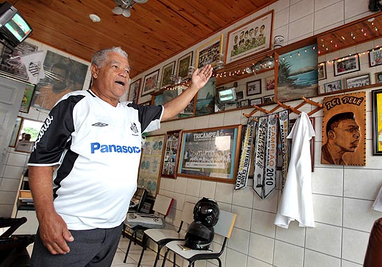 Didi, 73, mostra o espaço reservado para o pôster do tri mundial do Santos
