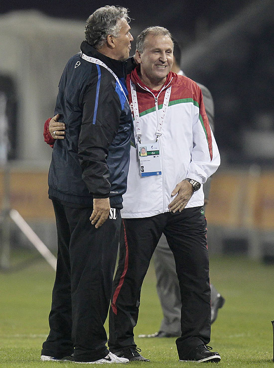 Sebastiao Lazaroni conversa com Zico, tcnico do Iraque, durante os Jogos rabes