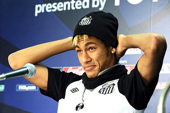 Neymar durante entrevista coletiva no Japão; clique na foto e veja galeria do jogador