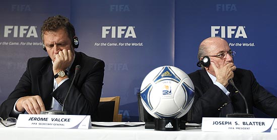 Joseph Blatter (dir.), presidente da Fifa, e Jérôme Valcke, secretário geral da Fifa, durante entrevista em Tóquio