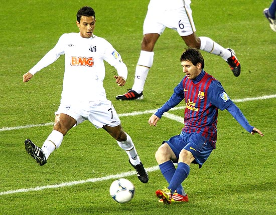 Danilo tenta marcar Messi (dir.) na final do Mundial de Clubes no Japão