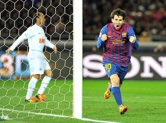 Messi comemora primeiro gol do Barcelona contra o Santos, no Japão