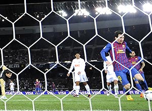 Messi chuta para marcar um gol na partida contra o Santos