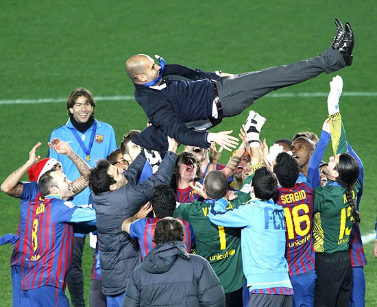 O tcnico do Barcelona, Josep Guardiola,  arremessado por jogadores aps a conquista do Mundial