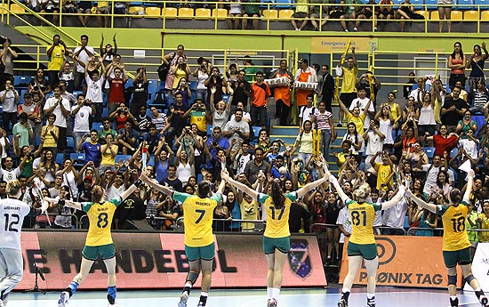 Jogadoras da seleção brasileira feminina de handebol agradecem o apoio da torcida