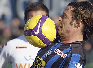 Cristiano Doni domina a bola no peito em jogo pela Atalanta em 2009