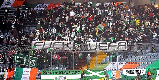 Torcedores do Celtic mostram faixa contra a Uefa durante jogo contra a Udinese, na Itlia