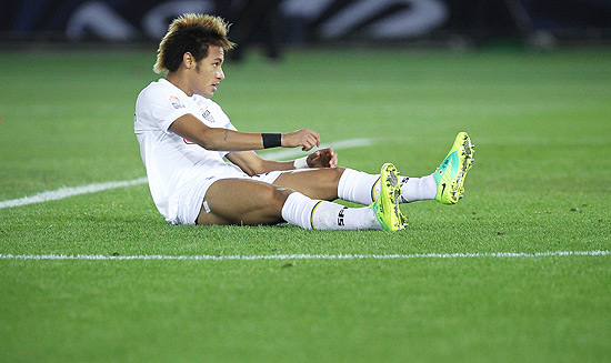 Neymar no gramado do campo em Yokohama na final do Mundial de Clubes; clique na foto e veja fotos da carreira do jogador
