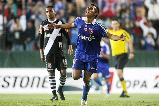 Eduardo Vargas comemora gol sobr eo Vasco na semifinal da Copa Sul-Americana, em Santiago