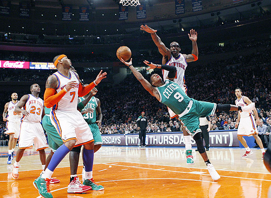 Rajon Rondo, nº9 do Boston Celtics, é marcado por Amare Stoudemire, dos Knicks