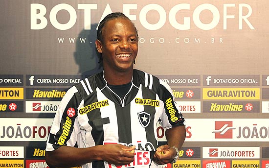 Andrezinho posa para foto durante apresentação oficial no Botafogo