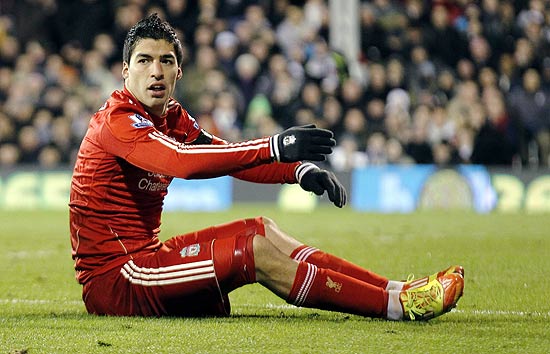 Luis Surez, do Liverpool, cai durante a partida contra o Fulham