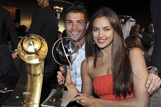 Cristiano Ronaldo e a sua namorada, Irina Shayk, posam com trofu em Dubai