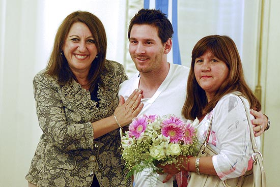 Lionel Messi ao lado da mãe Celia (dir.) e da prefeita de Rosário Monica Fein