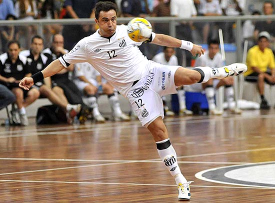 Ivan Storti tenta a finalização durante jogo do Santos