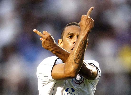 Cristian comemora gol contra o So Paulo na semifinal do Paulista-2009 com gesto polmico