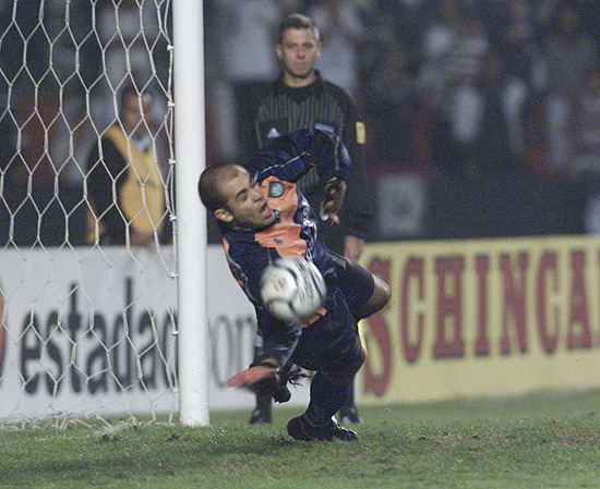Marcos defende pênalti cobrado por Marcelinho na semifinal da Libertadores de 2000; clique na foto e veja galeria