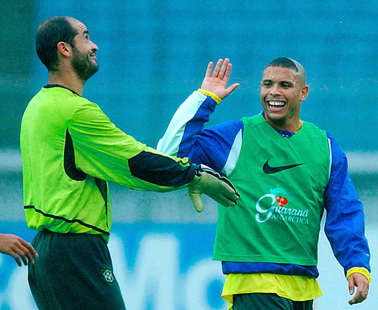 Ronaldo e Marcos brincam em treino antes da final da Copa de 2002; clique na foto e veja galeria