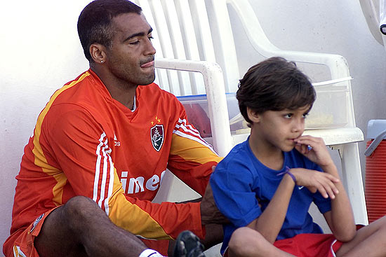 Romarinho, ainda criança, ao lado do pai Romário, durante pausa no treino do Fluminense, em 2003