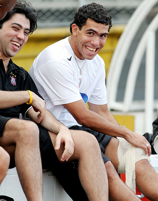 Tevez sorri ao lado de Kia em treino do Corinthians, em fevereiro de 2006